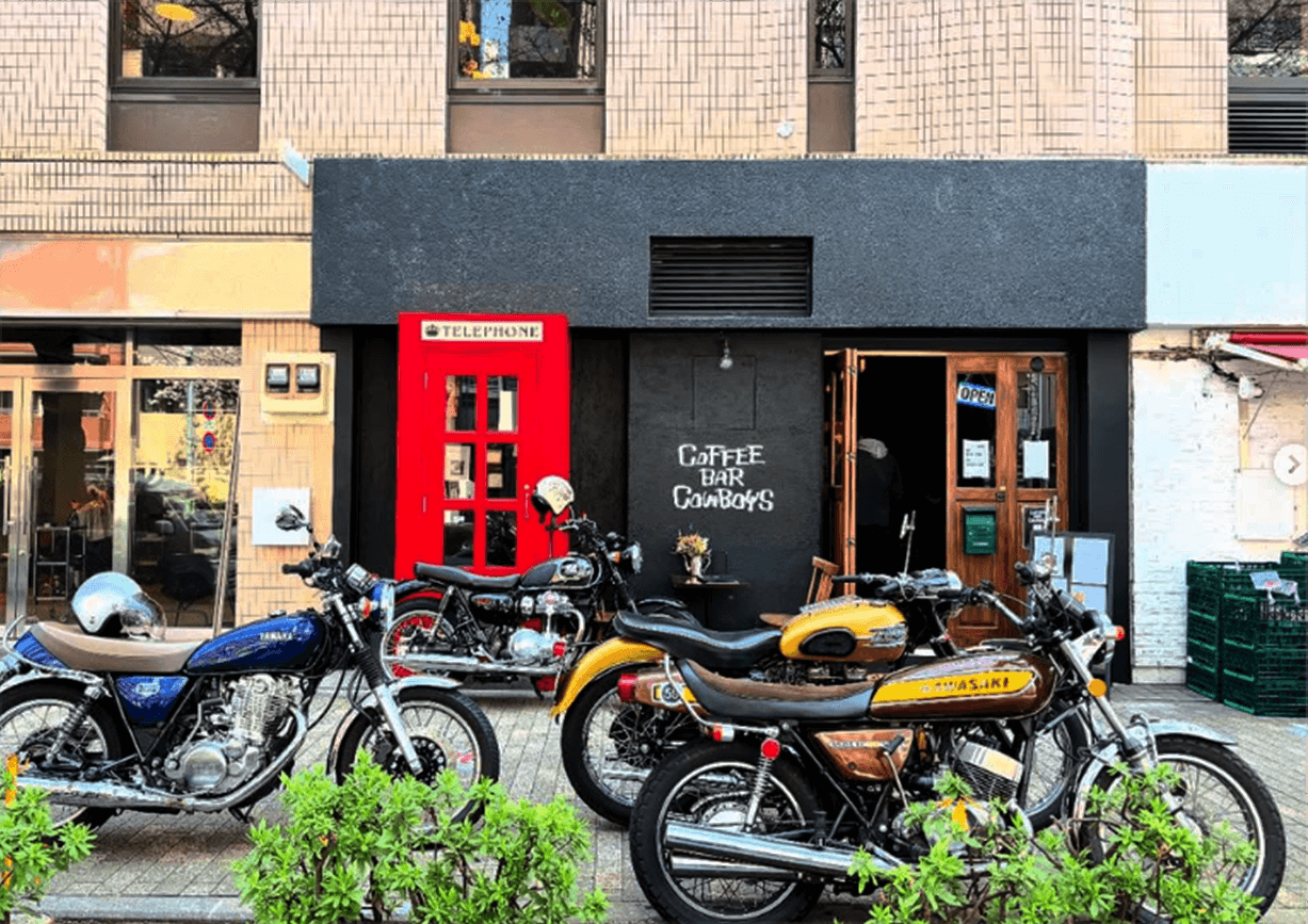 店舗前にバイクが並ぶCoffee Bar Cowboysの外観。ライダーも気軽に立ち寄れる路面店